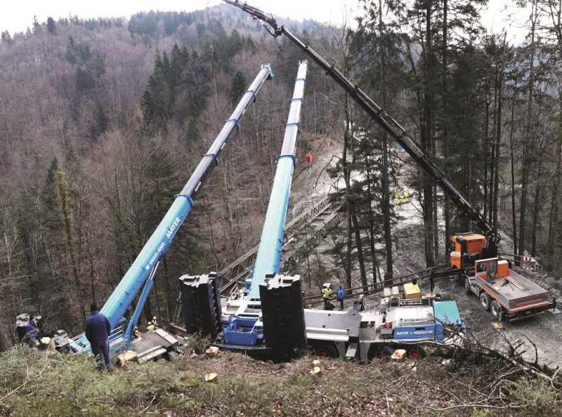 COMO DESMONTAR COM GUINDASTES UMA PONTE NOS ALPES