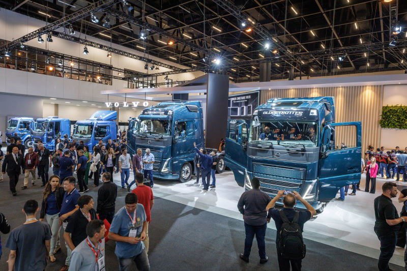 DAF lança linha de caminhões Euro 6 com novo motor PX-7