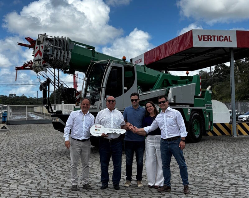 PRIMEIRO GUINDASTE COMPACTO LIEBHERR NO BRASIL
