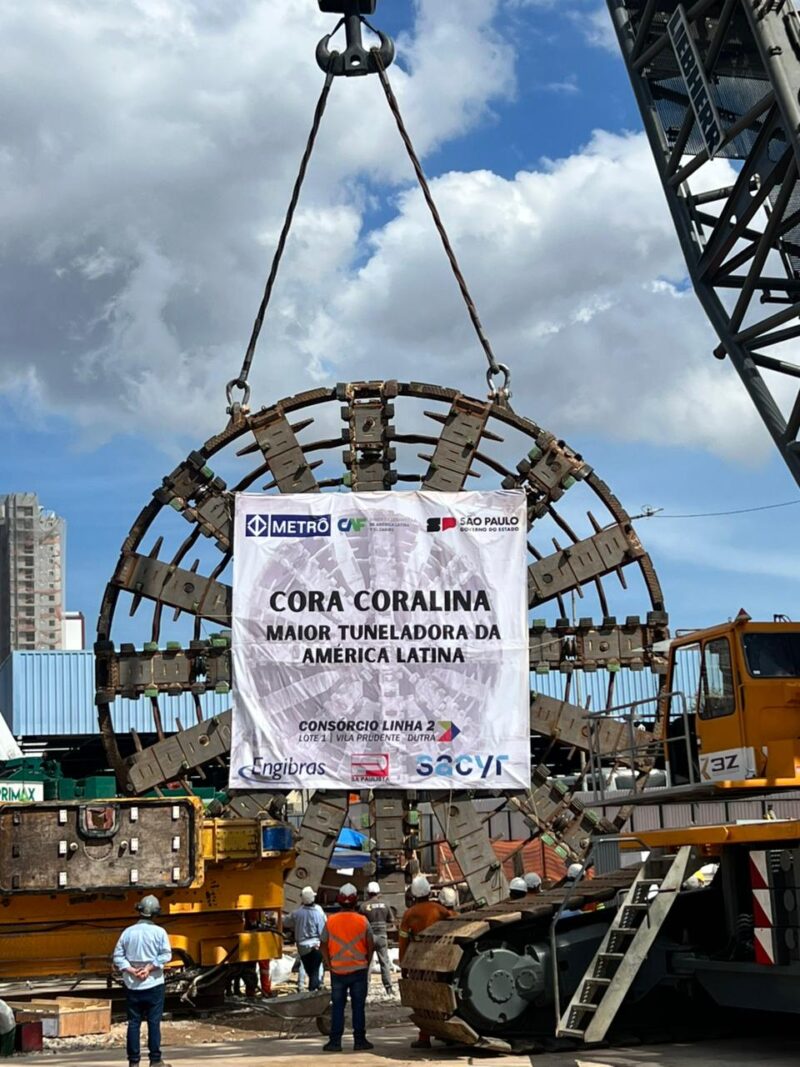 GUINDASTE DE 750 T PROTAGONIZA OPERAÇÃO DE IÇAMENTO NO METRÔ SP