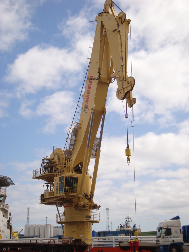 PRÓS E CONTRAS DOS MODELOS COM LANÇA ARTICULADA