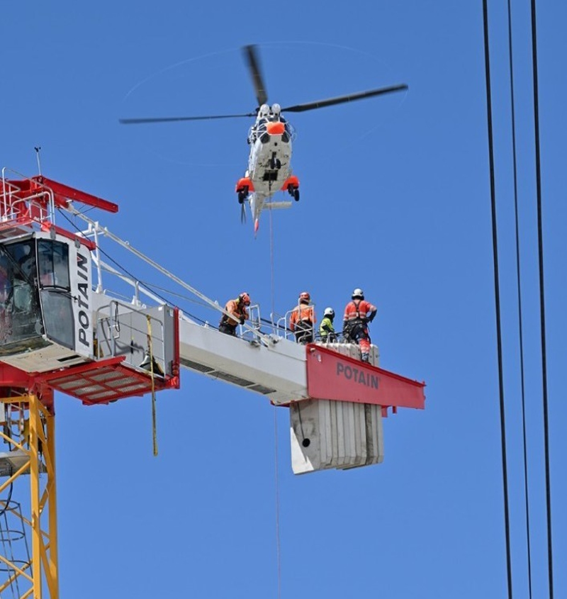GRUA INSTALADA POR HELICÓPTERO EM OBRA NA FRANÇA