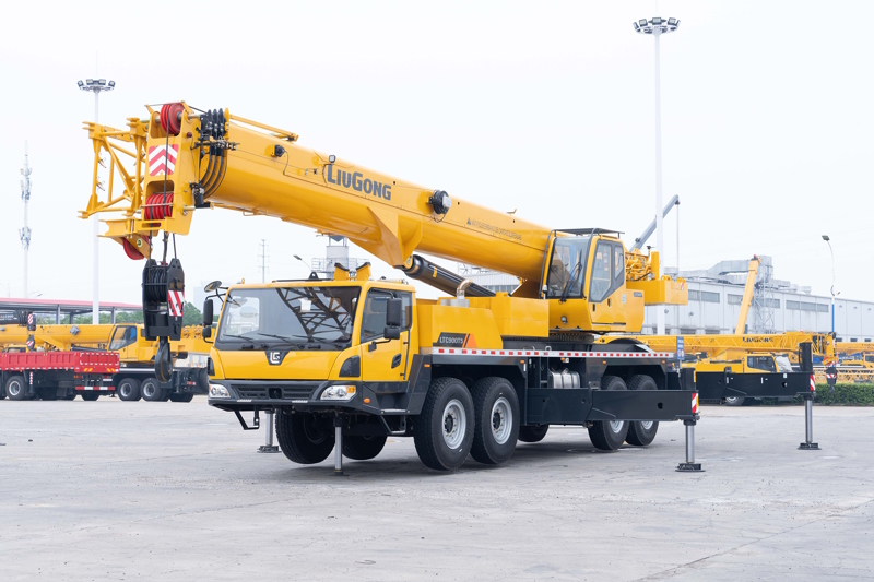 LIUGONG LANÇA NO BRASIL GUINDASTES SOBRE CAMINHÃO