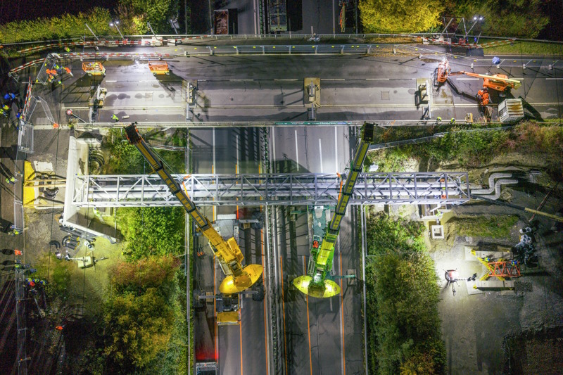 IÇAMENTO EM TANDEM NA INSTALAÇÃO DE PONTE SOBRE RODOVIA