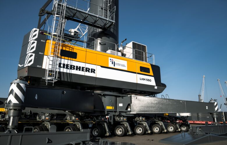 LIEBHERR LHM 550 ANTECIPA OPERAÇÕES EM TERMINAL 