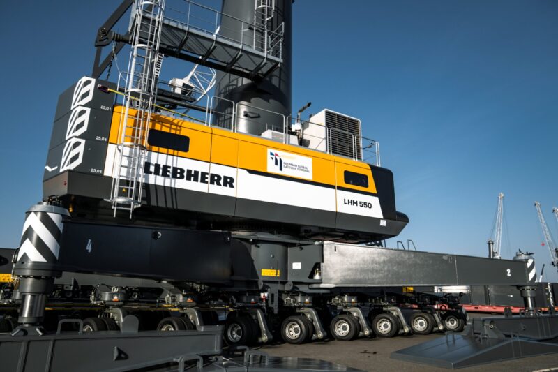 LIEBHERR LHM 550 ANTECIPA OPERAÇÕES EM TERMINAL 