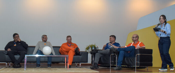 qws_tf-100 - Jeferson Leonardo (ALL LIFT), Mauricio Ballarine (ABENDI), Adriano Bentlin (PETROBRAS), Marcio Andrade (QWS), Paulo Mouro (ENGEMAN) e Andrezza Ruiz (QWS) durante roda de conversa no workshop