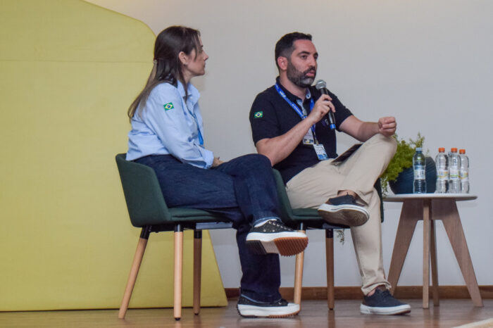 qws_tf-100 - Jeferson Leonardo (ALL LIFT), Mauricio Ballarine (ABENDI), Adriano Bentlin (PETROBRAS), Marcio Andrade (QWS), Paulo Mouro (ENGEMAN) e Andrezza Ruiz (QWS) durante roda de conversa no workshop